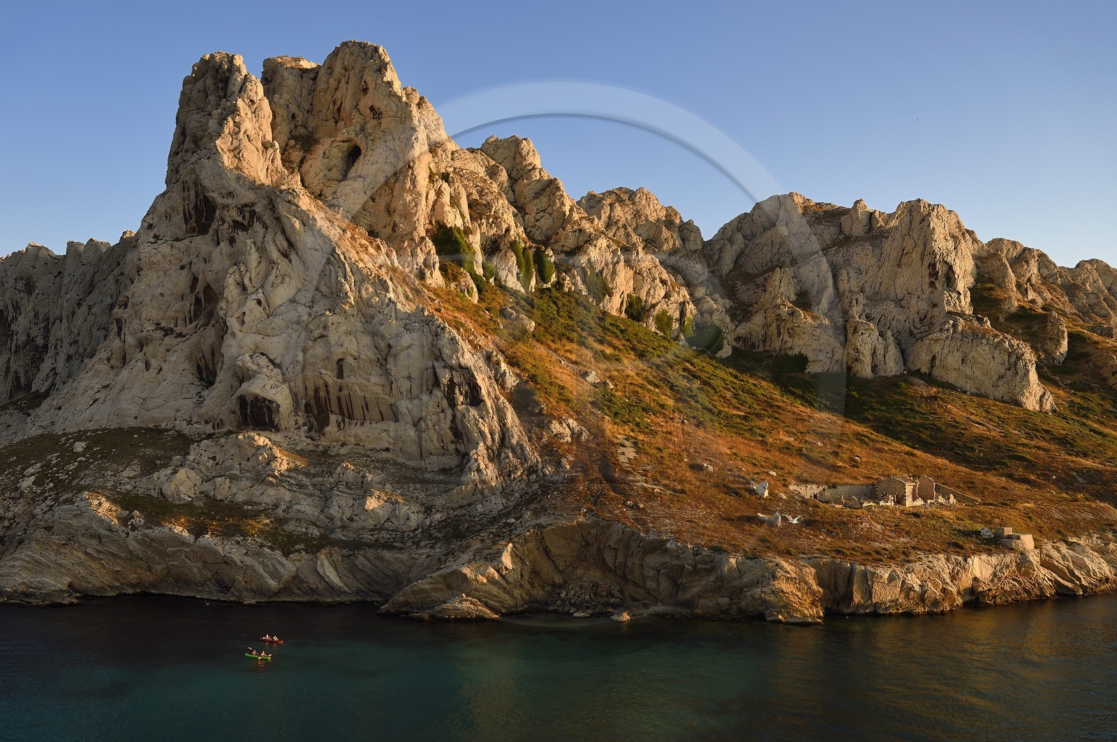 France, Bouches-du-Rhône (13), Marseille, Parc national des Calanques, Les Goudes, passages des Croisettes, les falaises de l'Ile Maire (demande d'autorisation nécessaire avant publication)