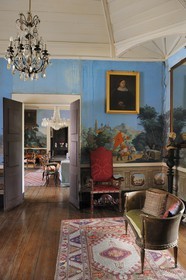 Portugal, région du Minho, Guimaraes, la Casa de Sezim, maison vinicole et d'hôtes, le salon décoré par le papier peint d'origine (vers 1850) de la manufacture Jean Zuber de Rixheim en Alsace