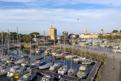 France, Charente-Maritime (17), La Rochelle, la Tour Saint-Nicolas à gauche et la Tour de la Chaîne à droite protègent l'entrée du Vieux Port, le bassin à flot au premier plan et la tour de la Lanterne en arrière plan (vue aérienne)