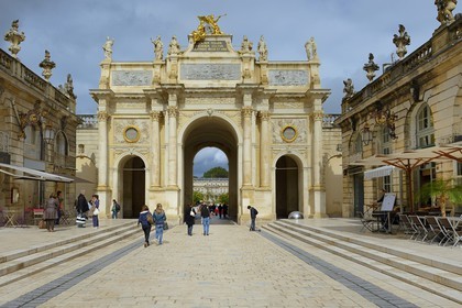 France, Meurthe-et-Moselle (54), Nancy, place Stanislas (ancienne Place Royale) construite par Stanislas Leszczynski, roi de Pologne et dernier duc de Lorraine au XVIIIe siècle, classée Patrimoine Mondial de l'UNESCO, l'Arc de Triomphe (la Porte Héré)