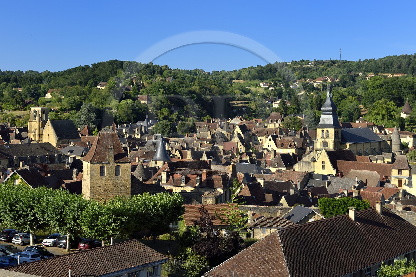 France, Dordogne (24), Périgord Noir, vallée de la Dordogne, Sarlat-la-Canéda, vieille ville avec la cathédrale Saint-Sacerdos du XVIe siècle en arrière-plan à droite et l'église Sainte-Marie reconvertie en marché couvert et espace culturel par l'architecte Jean Nouvel à gauvhe