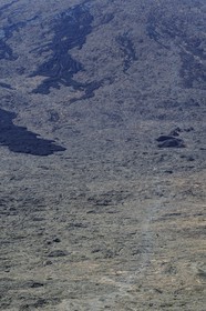 France, île de la Réunion, volcan du Piton de la Fournaise, classé Patrimoine Mondial de l'UNESCO, randonneurs au pied du cratère Dolomieu dans l'Enclos