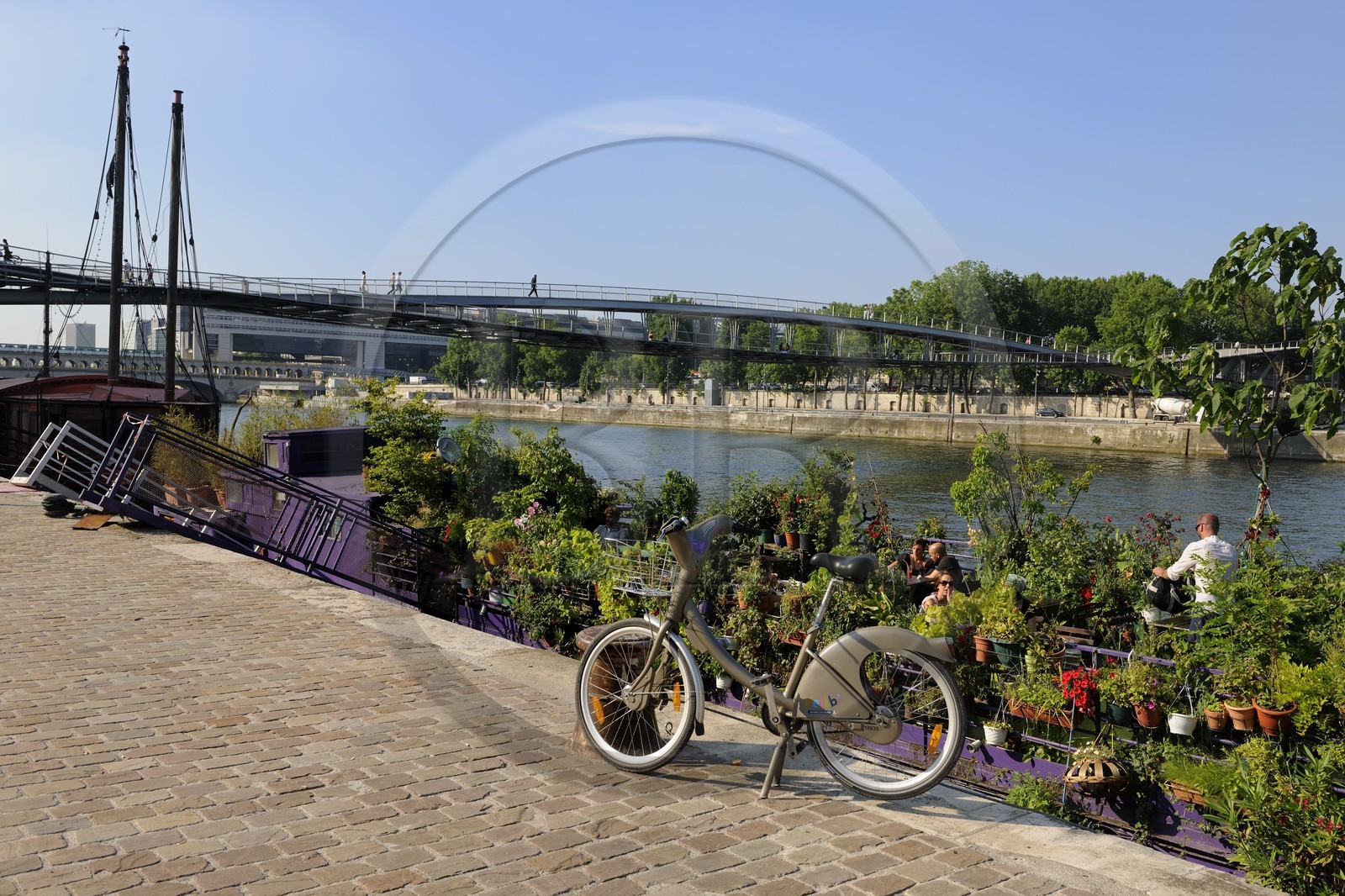 France, Paris (75), les rives de la Seine, classées Patrimoine Mondial de l'UNESCO, quai François Mauriac, la terrasse de la péniche et café El Alamein