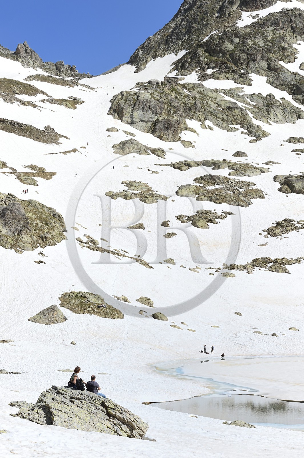 France, Alpes-Maritimes (06), parc national du Mercantour, Haute-Vésubie, randonnée dans le vallon de la Madone de Fenestre, le col et le lac de Fenestre encore enneigé