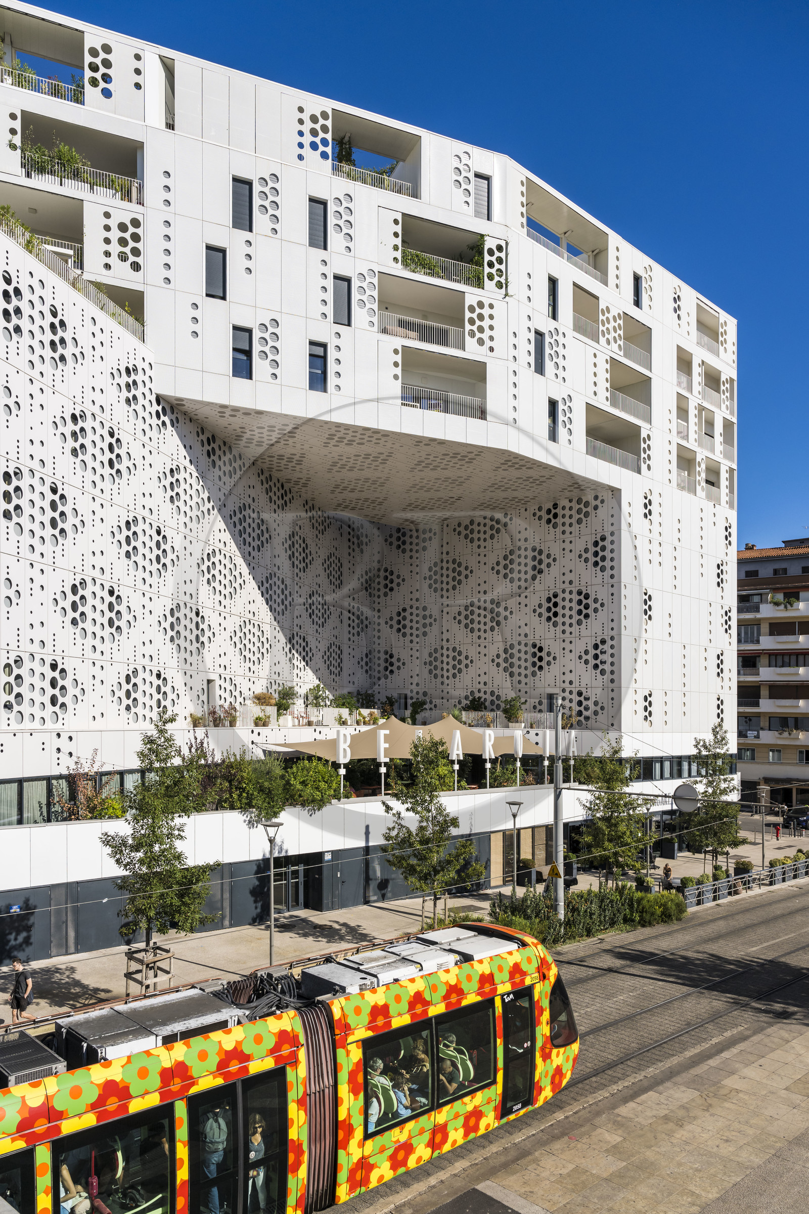 France, Hérault (34), Montpellier, immeuble le Belaroïa regroupant un hotel 4 étoiles le Golden Tulip, un hotel 3 étoiles le Campanile, un restaurant bistronomique Chez Delagare, un bar à cocktail Nectar Cocktail Club, un business center et des appartements privés