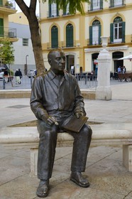 Spain, Andalusia, Malaga, statue of Malaga native Pablo Picasso in front of the block where he grew up and headquarters of the Pablo Ruiz Picasso Foundation