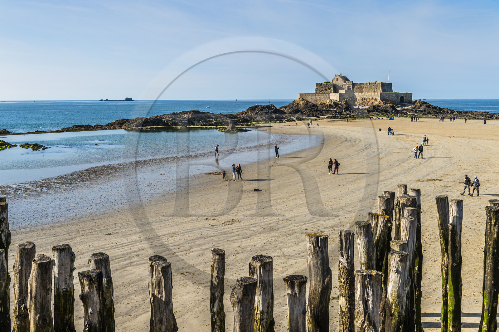 France, Ille-et-Vilaine (35), Côte d'Emeraude, Saint-Malo, Fort National conçu par Vauban et construit par Siméon Garangeau de 1689 à 1693, la plage de l'eventail à marée basse avec ses brise-lames en bois