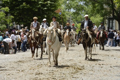 Argentine, province de Buenos Aires, San Antonio de Areco, fête du Jour de la Tradition (Dia de la Tradicion), gauchos à cheval défilant en habit traditionnel