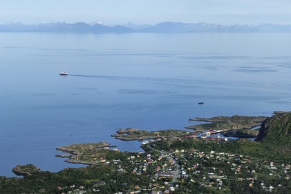 Norvège, Nordland, Iles Lofoten, l’Express côtier Hurtigruten (vue aérienne)