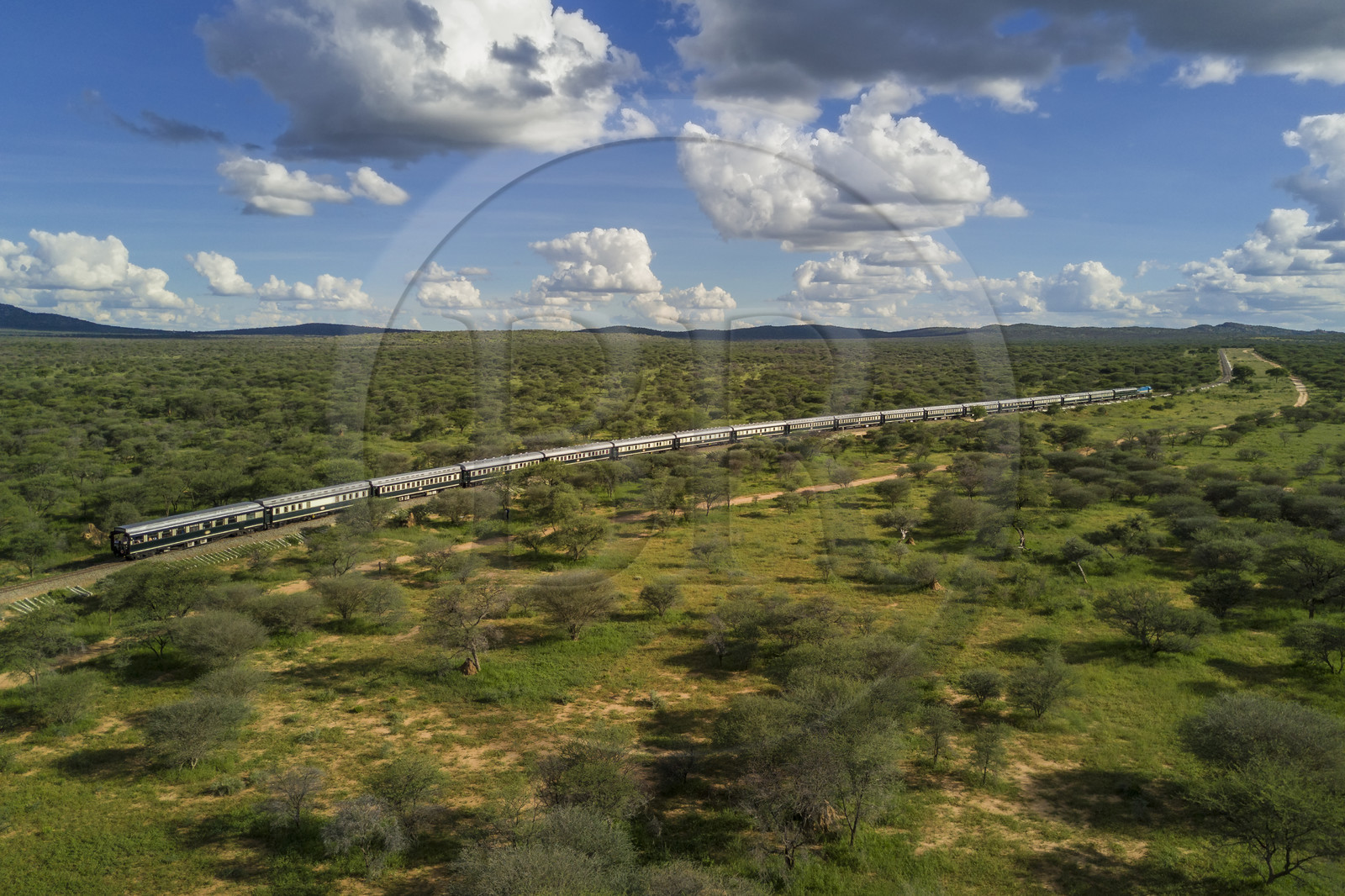 Namibie, région de Otjozondjupa, le train Shongololo express traversant le bush namibien vers Kalkfeld (vue aérienne)