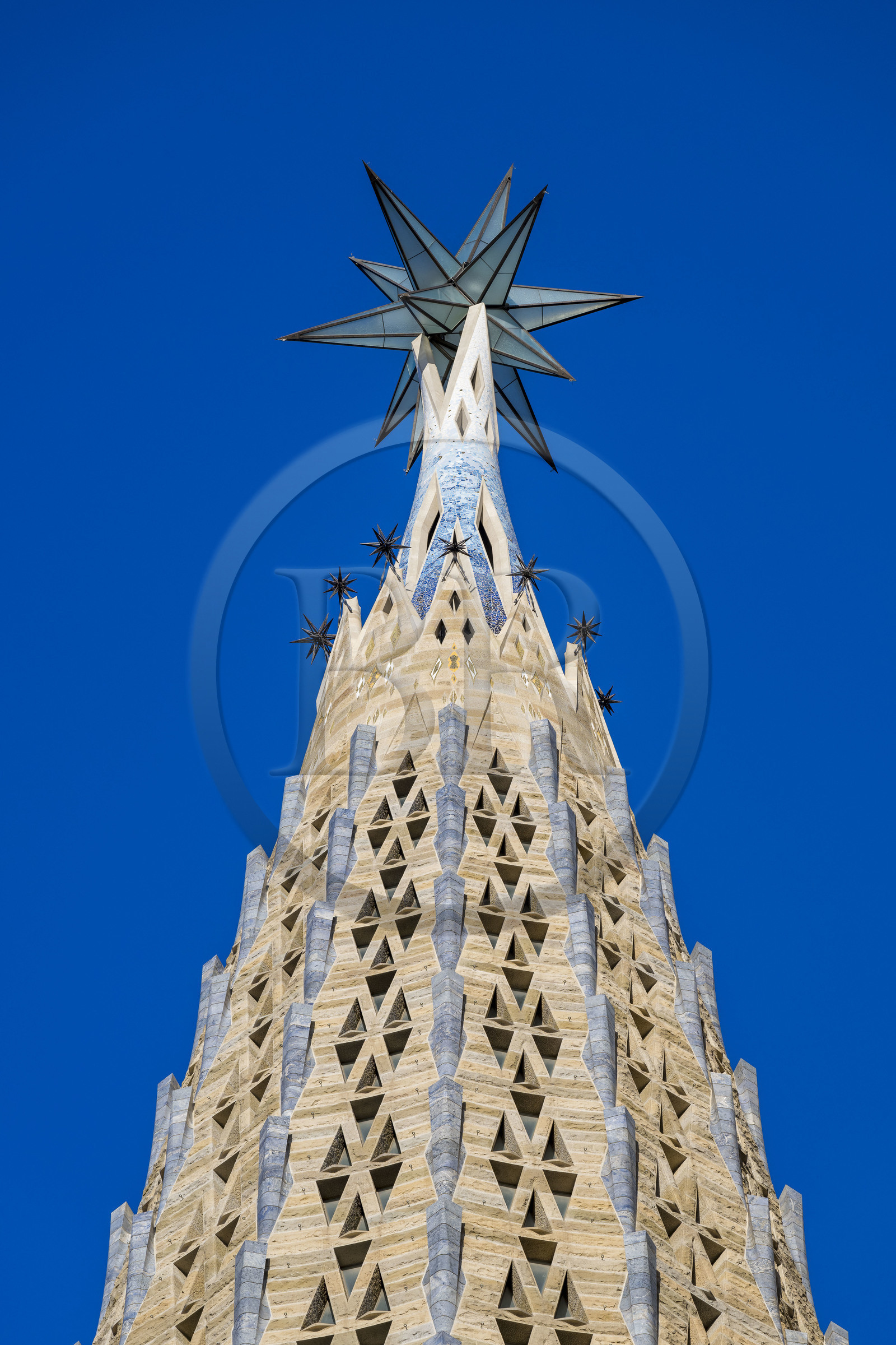 Espagne, Catalogne, Barcelone, quartier de l'Eixample, basilique de la Sagrada Familia de l'architecte du modernisme catalan Antoni Gaudi classée Patrimoine Mondial de l'UNESCO, le récemment achevé sommet de la tour de Marie avec l'étoile de la vierge lumineuse