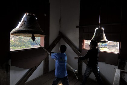 Brésil, Etat du Minas Gerais, ville de Serro, igreja de Nossa Senhora do Carmo, enfants de coeur faisant sonner les cloches pour la messe (Route de l'or, Estrada Real)