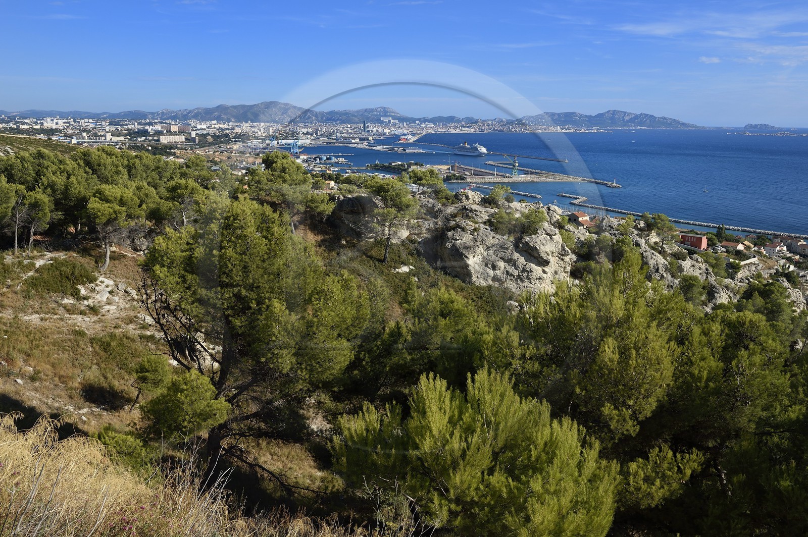 France, Bouches-du-Rhône (13), Marseille, 16e arrondissement, Grand Port Maritime de France, Bouches-du-Rhône (13), Marseille, 16e arrondissement, Grand Port Maritime de Marseille ou GPMM, Bassins Est depuis l'Estaque