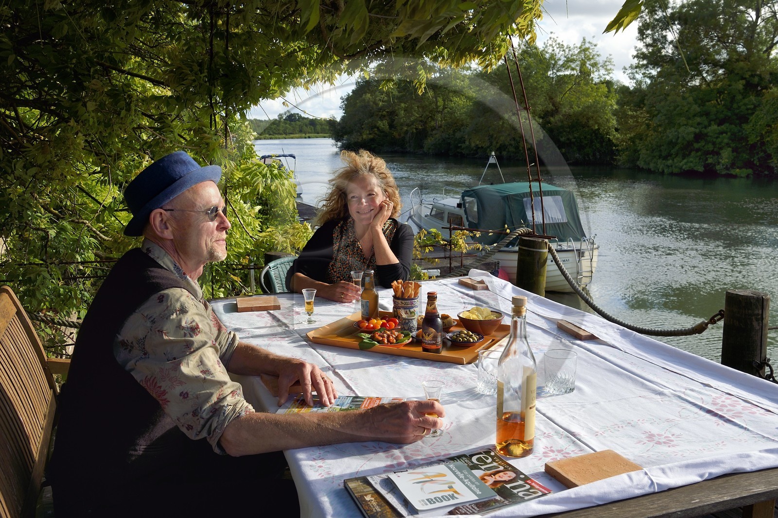 France, Charente-Maritime (17), Saintonge, Saint-Savinien, labellisé Villages de pierres et d'eau, chambres d’hotes Au Quai des Fleurs, Laurence et Steve nous accueillent dans leur jardin donnant sur la Charente