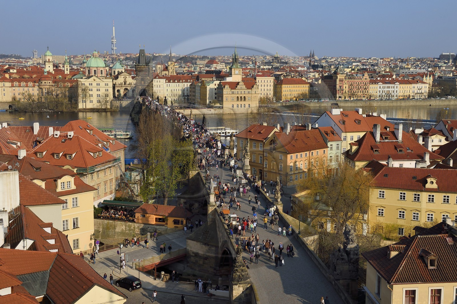 République Tchèque, Prague, centre historique classé Patrimoine Mondial de l' UNESCO, le pont Charles (Karluv Most ou Karlov Most) sur la rivière Vltava et le quartier de Kampa