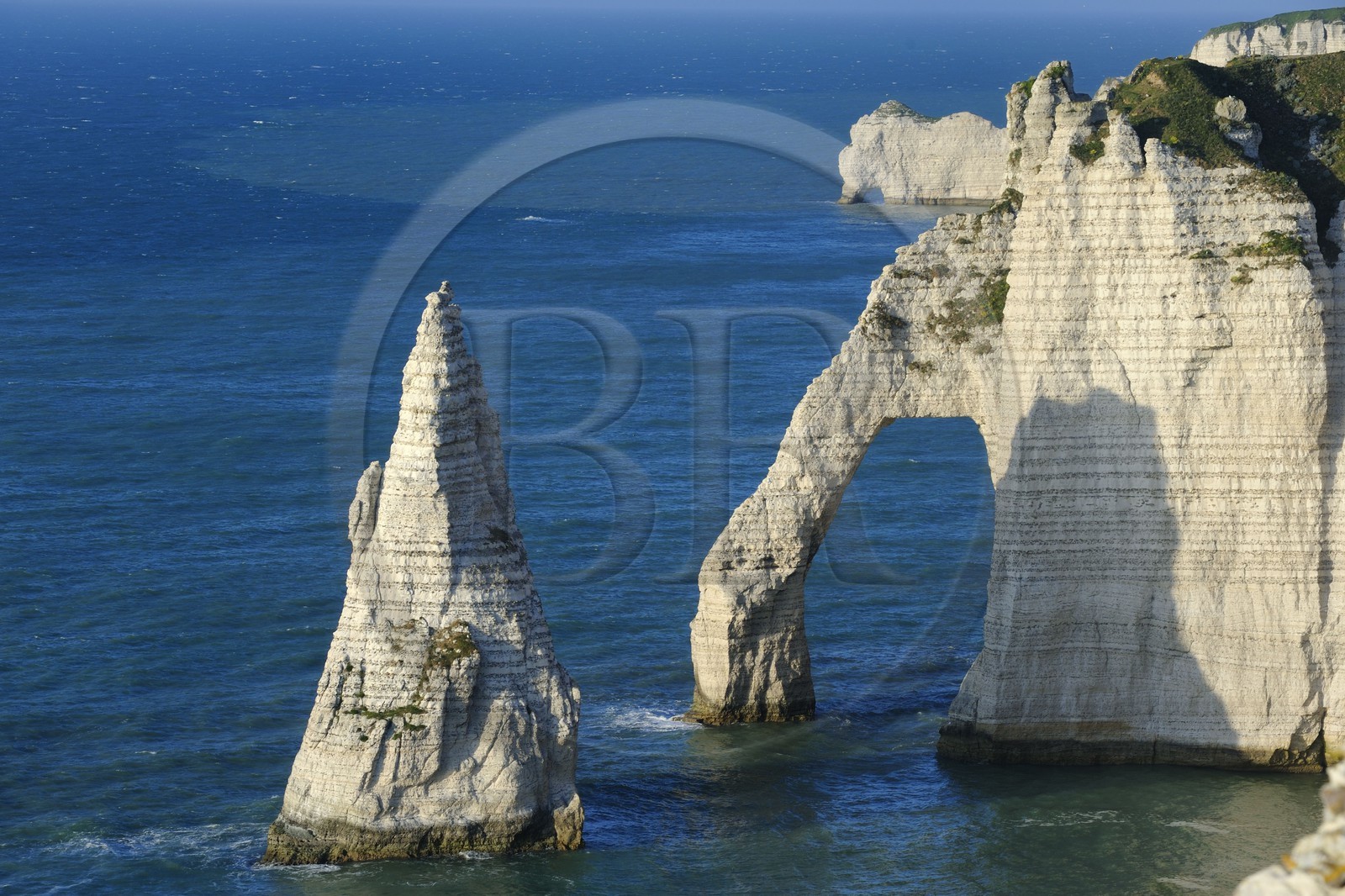 France, Seine-Maritime (76), Pays de Caux, Côte d'Albâtre, Etretat, la falaise d'Aval et l'Aiguille Creuse, au fond on distingue l'arche de la falaise d'Amont