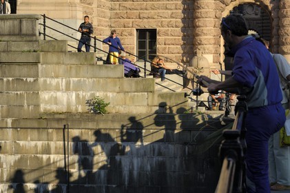 Suède, Stockholm, île de Gamla Stan (vieille ville), pêcheurs sur les quais en bordure de la rue Riksgatan