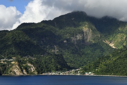 Caraïbes, Ile de la Dominique, baie de Soufrière, le village de Souffrière depuis la péninsule de Cachacrou