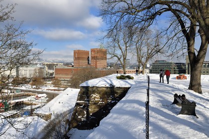 Norvège, Oslo, l'hotel de ville (Radhuset) vu depuis les remparts de la citadelle d'Akershus sous la neige