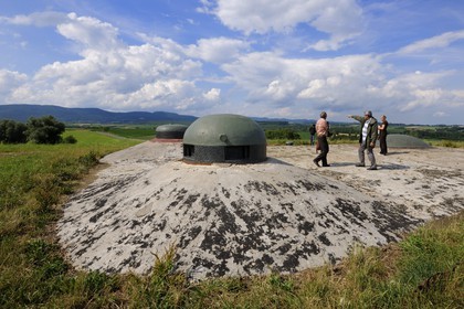 France, Bas-Rhin (67), Hunspach, la Ligne Maginot, le fort de Schoenenbourg, les dessus du bloc 2 avec ses cloches blindées de guetteurs