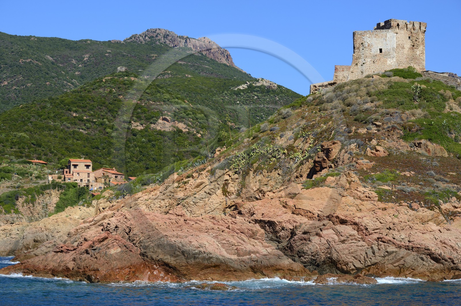 France, Corse-du-Sud (2A), Golfe de Girolata, classé Patrimoine Mondial de l'UNESCO, Girolata sur la commune d'Osani, fortin avec une tour gênoise carrée