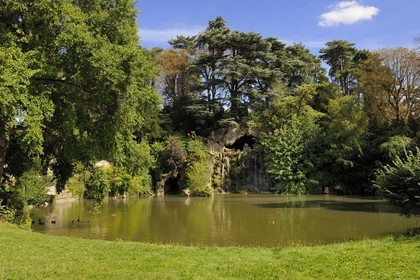 France, Paris (75), le Bois de Boulogne, la Grande Cascade derrière l'Etang des Reservoirs