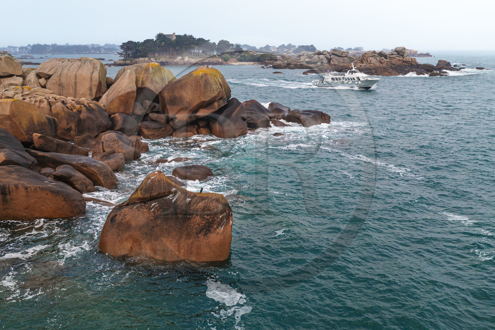 France, Côtes-d'Armor (22), Côte de Granit Rose, Perros-Guirec, Ploumanac'h, rocher de la pointe de Skewell sur le sentier des Douaniers aussi chemin de Grande Randonnée GR 34 et le chateau de Costaérès sur son ile en arrière plan (vue aérienne)