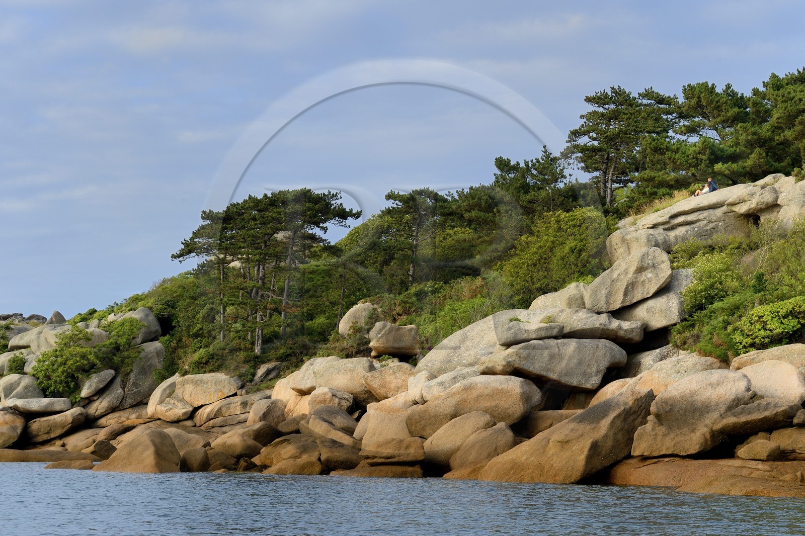 France, Côtes-d'Armor (22), Côte de Granit Rose, Perros-Guirec, Ploumanac'h, couple d'amoureux sur les rochers de granite rose de la pointe de Squewel France, Cotes-d'Armor, Cote de Granit Rose (the Pink Granite coast), Perros Guirec, Ploumanach, couple of lovers on the pink granite rocks of the Pointe de Squewel