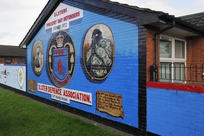 Royaume-Uni, Irlande du Nord, Belfast Est, les quartiers loyalistes protestants, Newtownards Road, fresque murale politique à la gloire des milices loyalistes