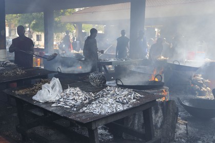 Tanzanie, Dar es-Salaam, marché aux poissons de Kivukoni, on fait frire les poissons dans des vasques métalliques abondamment remplies d'huile avant de le revendre à travers la ville