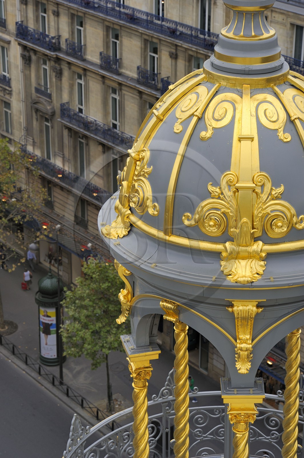 France, Paris (75), la coupole dorée du grand magasin Le Printemps et le boulevard Haussmann
