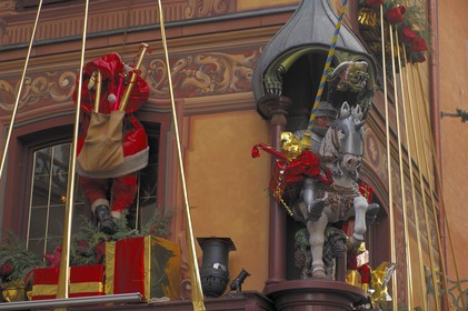 France, Bas Rhin (67), Selestat a Noel, chevalier au dessus d'une boulangerie