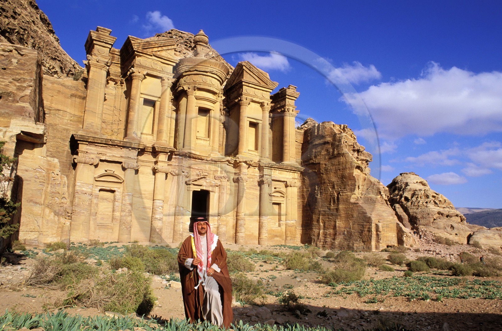 Jordanie, Petra, Ed Deir (le Monastère) sculpté dans le grès est une structure de 45x42 m d'un bloc
