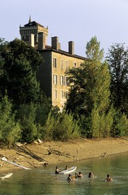 France, Gers (32), baignade dans l' étang qui jouxte le château de Latour à Miramont-Latour
