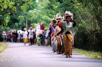 Indonésie, île de Bali, procession de funérailles dans la région Tirtagangga