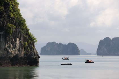Vietnam, province de Quang Ninh, la Baie d'Halong classée Patrimoine Mondial de l'UNESCO, bateau de pêche entre les iles karstiques