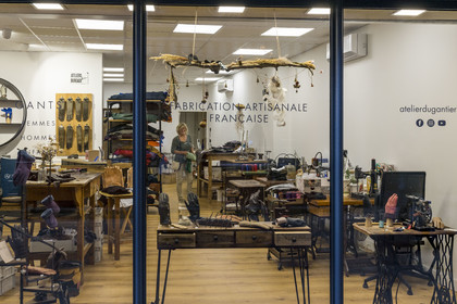 France, Aveyron (12), Millau, boutique et atelier de L'Atelier du Gantier, fabricant de gants en cuir