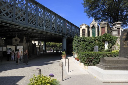 France, Paris (75), le cimetière de Montmartre sous le pont de la rue Caulaincourt