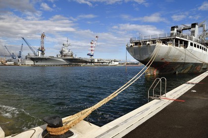 France, Var (83), Toulon, la base navale (Arsenal), le porte-avions à propulsion nucléaire Charles de Gaulle en rénovation de mi-vie
