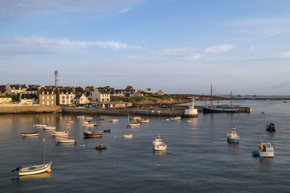 France, Finistère (29), Mer d'Iroise, archipel de Molène, Ile de Molène, le village et le port au petit matin (vue aérienne)
