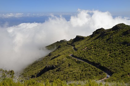 Portugal, Ile de Madère, route menant au parking du Achada do Teixeira, point de départ de la randonnée sur le Vereda do Areeiro entre les monts Pico Ruivo (1862m) et Pico Arieiro (1817m)