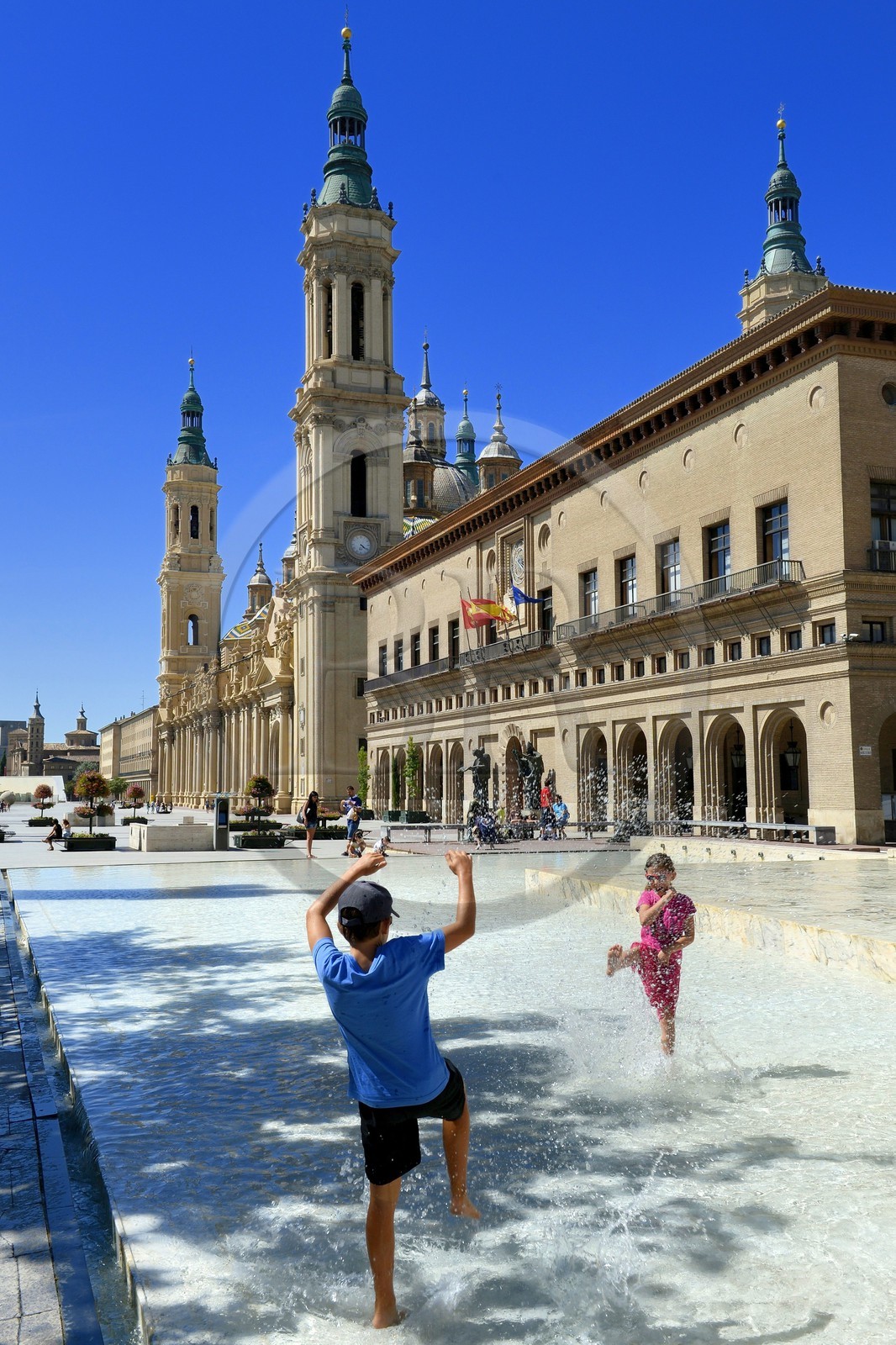 Espagne, Aragon, Saragosse, le bassin et fontaine de la Lonja et la Basilique del Pilar (Notre-Dame du Pilier) en arrière plan