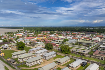 France, Guyane, Saint-Laurent-du-Maroni, bagne ou Camp de la Transportation, en bordure du fleuve Maroni (vue aérienne)