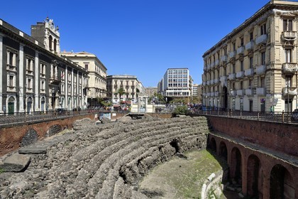 Italie, Sicile, Catane, ville baroque classée au Patrimoine Mondial de l'UNESCO, Piazza Stesicoro, l'amphithéatre romain édifié au IIe siècle est l'un des plus grands de l'Empire Romain