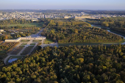 France, Yvelines (78), parc du château de Versailles, classé Patrimoine Mondial de l'UNESCO, le Grand Trianon au premier plan et le château en arrière plan (vue aérienne)
