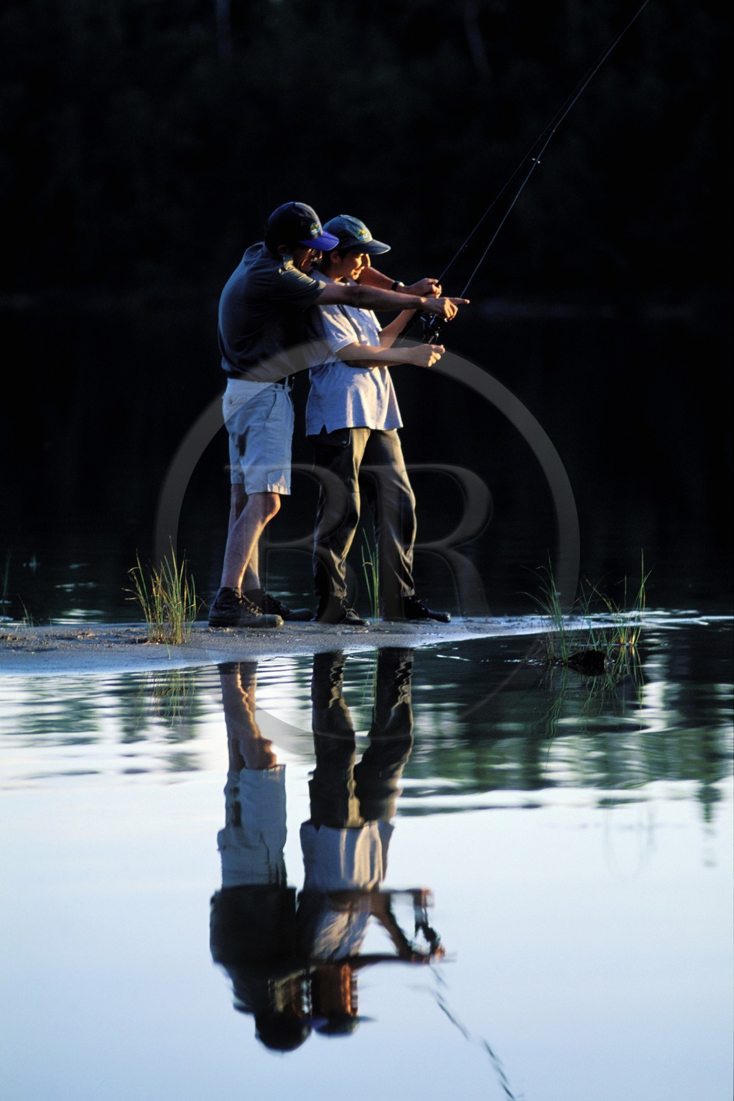 Canada, province de Québec, Réserve faunique de la Vérendrye, Grand Lac Victoria, couple à la pêche au coucher de soleil