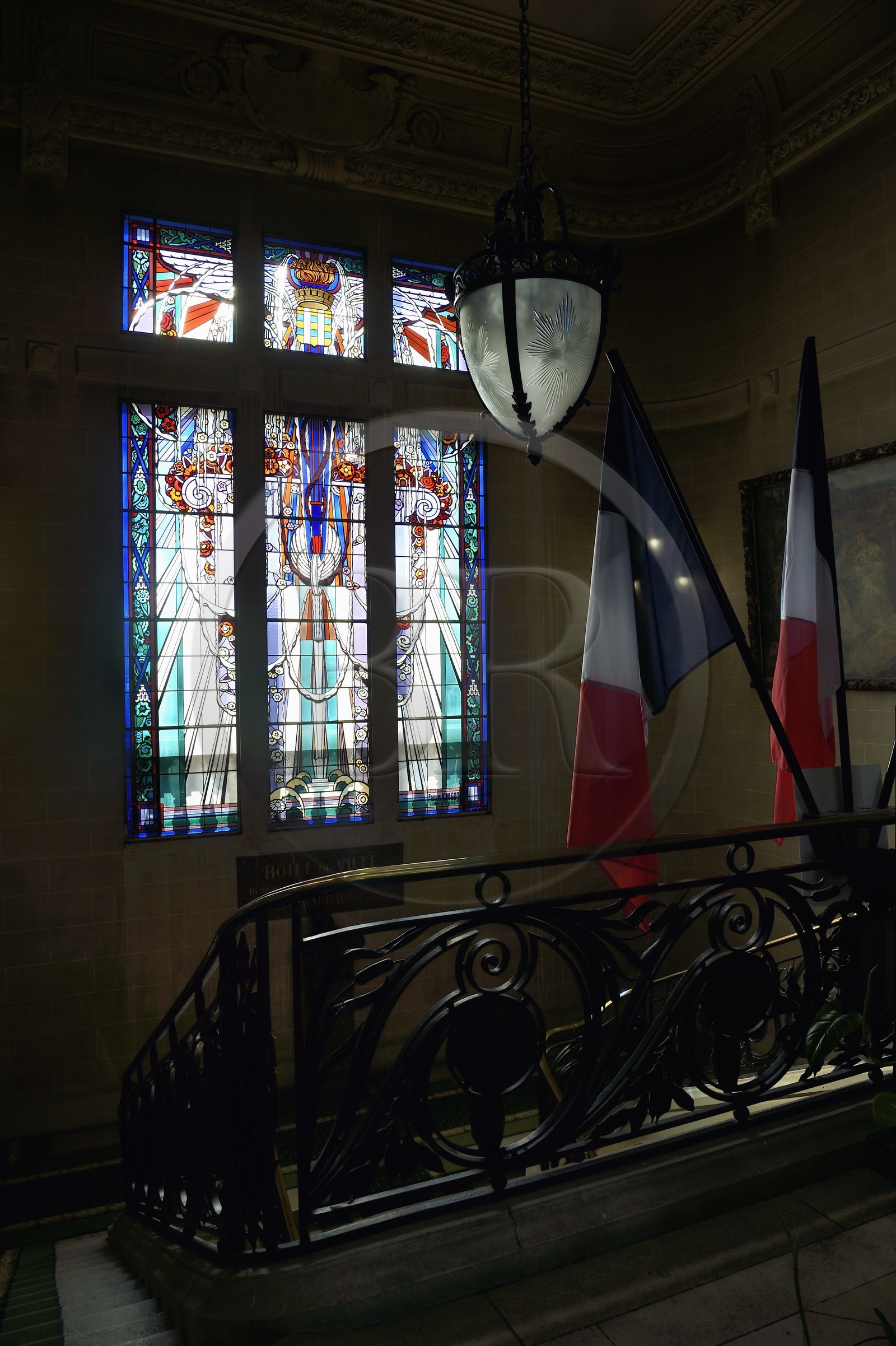 France, Allier (03), Vichy, Hotel de ville, vitrail du maitre-verrier Francis Chigot 1928