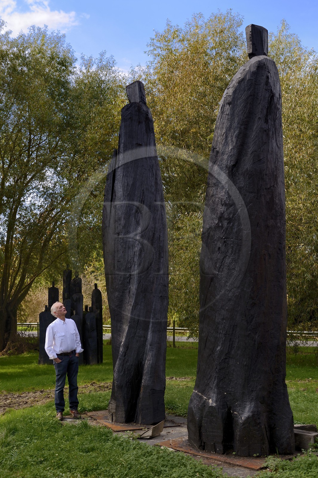 France, Marne (51), Beaumont-sur-Vesle, le sculpteur Christian Lapie entouré de ses sculptures dans son atelier extérieur