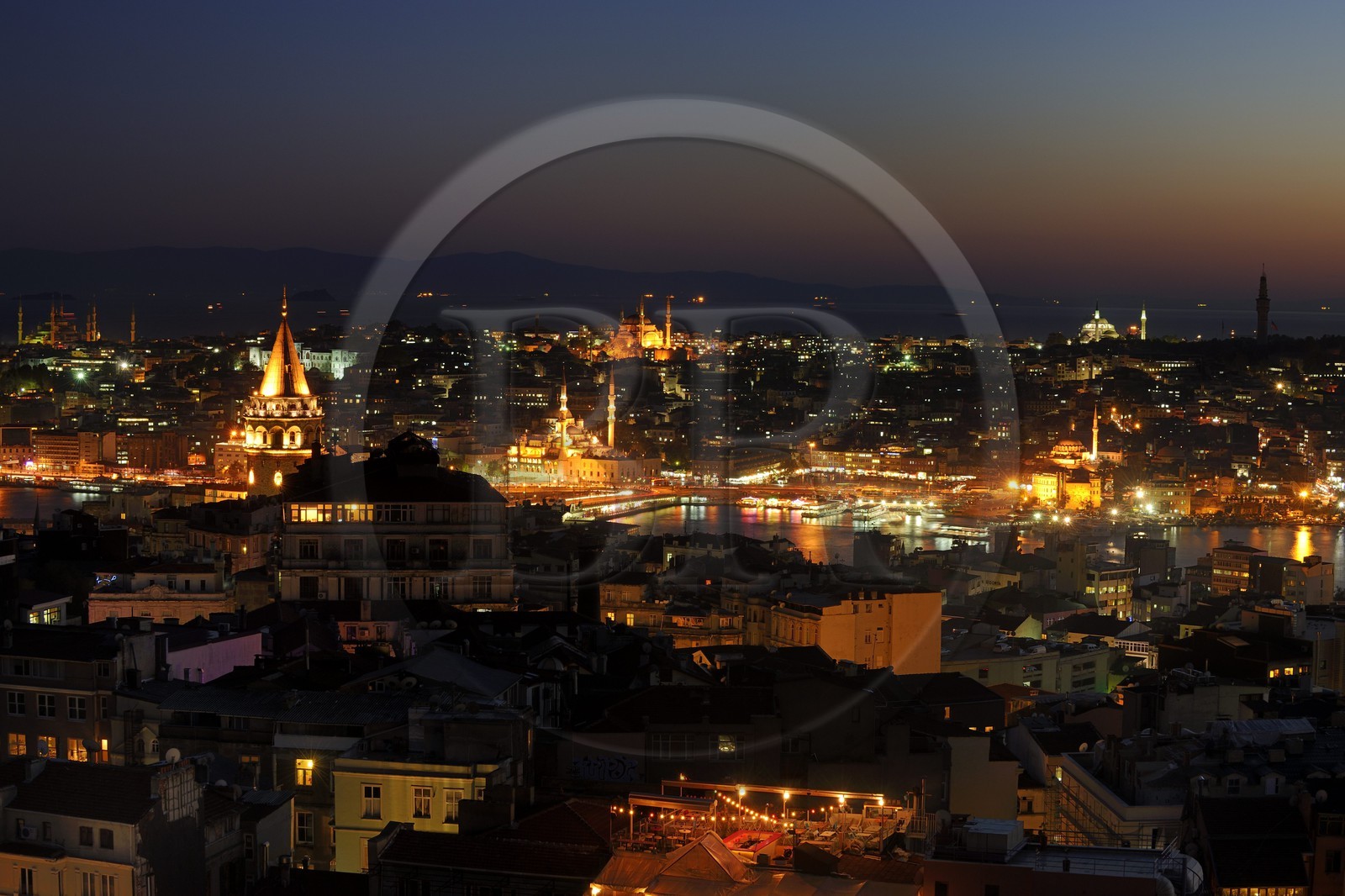 Turquie, Istanbul, la Tour de Galata au premier plan, le détroit de la Corne d'Or et la mer Marmara en arrière-plan