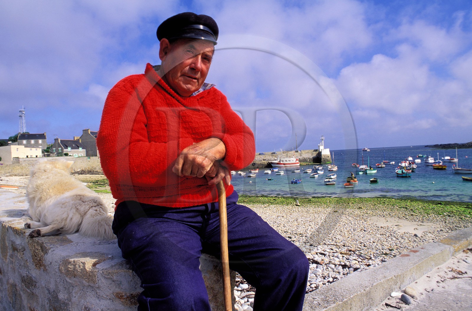 France, Finistère (29), île de Molène, un marin retraité près du port